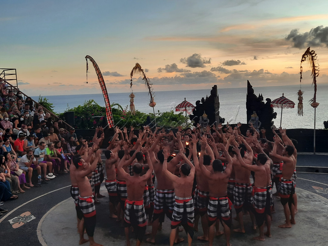 Tari Kecak khas Bali merupakan salah satu budaya Indonesia yang luar biada