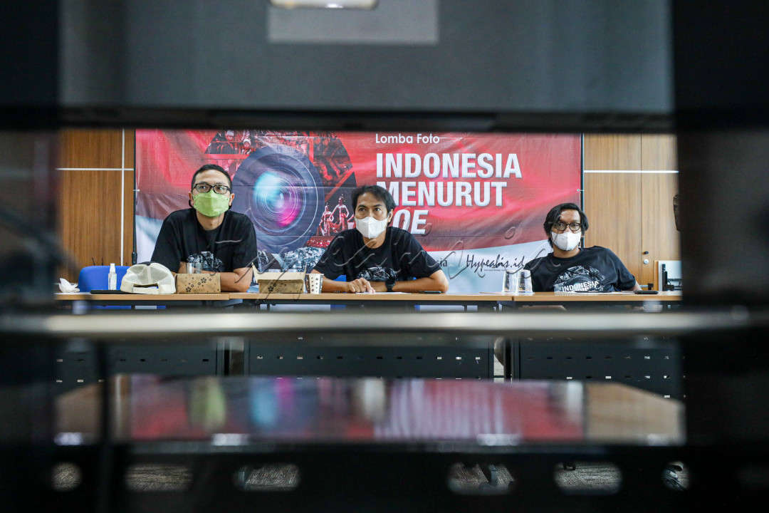 Dewan Juri lomba foto <em>Indonesia Menurut Loe</em> (dari kiri ke kanan) Chief Photographer Indonesia Europe Pressphoto Agency (EPA) Mast Irham, Content Manager Foto<em> Bisnis Indonesia </em>Yayus Yuswoprihanto dan Content Manager Assistant Foto <em>Bisnis Indonesia</em> Abdullah Azzam, selaku anggota dewan juri (sumber gambar: Hypeabis/Abdurachman). Peserta lomba foto kali ini adalah mereka yang berusia di bawah 25 tahun dan berstatus sebagai pelajar dan mahasiswa.