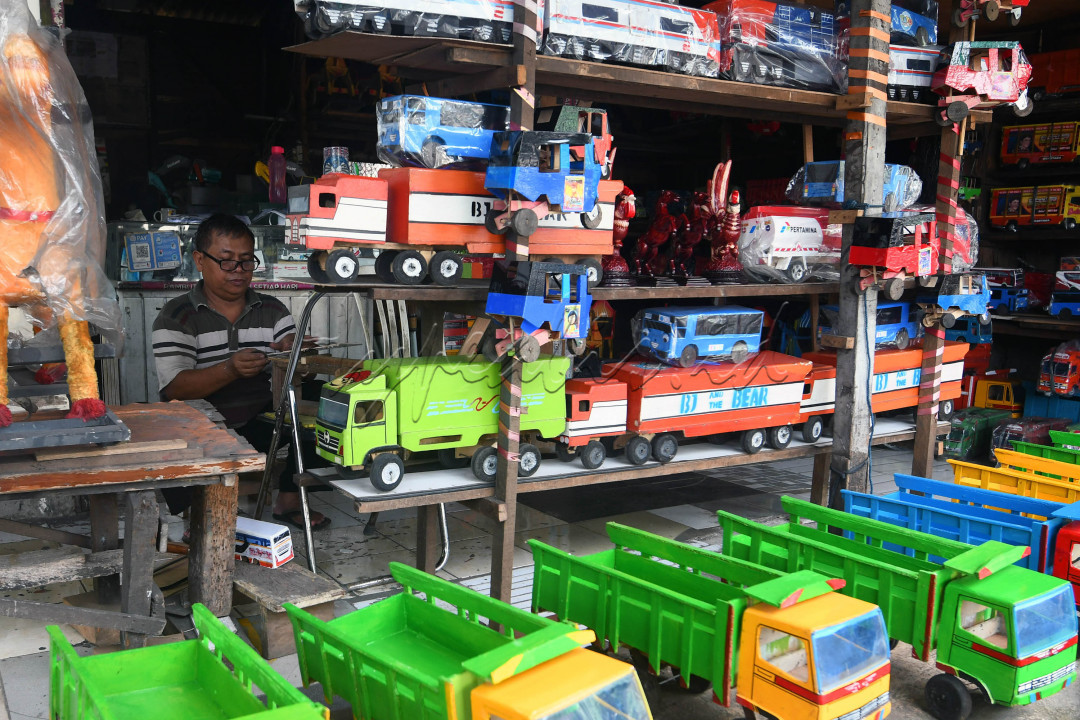 Sebelum maraknya mainan plastik dan modern menerjang masuk ke pasaran, mainan kayu pernah menjadi primadona bagi anak-anak.