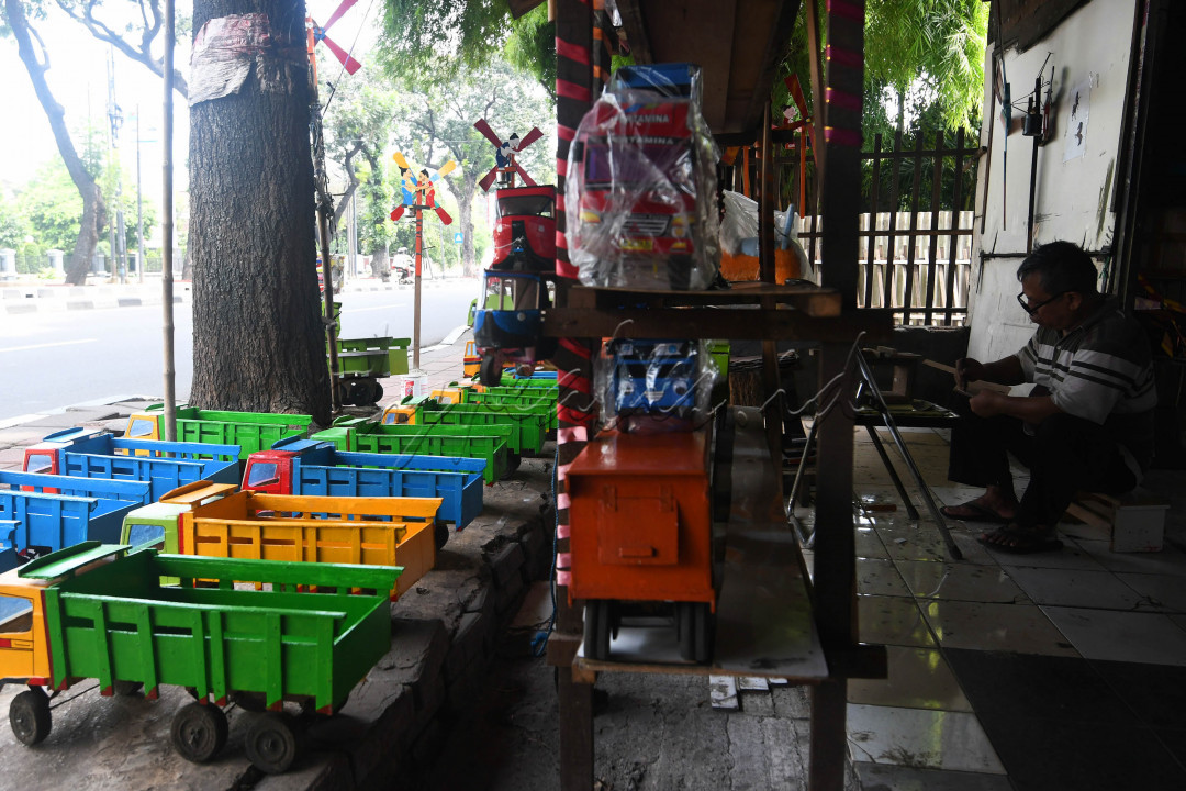 Ragam bentuk transportasi tersedia dalam bentuk miniatur kayu. Saat ini hanya beberapa toko saja yang masih menjual mainan kayu, diantaranya dikawasan Kalibata. Disini Mainan miniatur mobil dijual dari harga Rp 80 ribu sampai Rp 350 ribu tergantung ukuran
