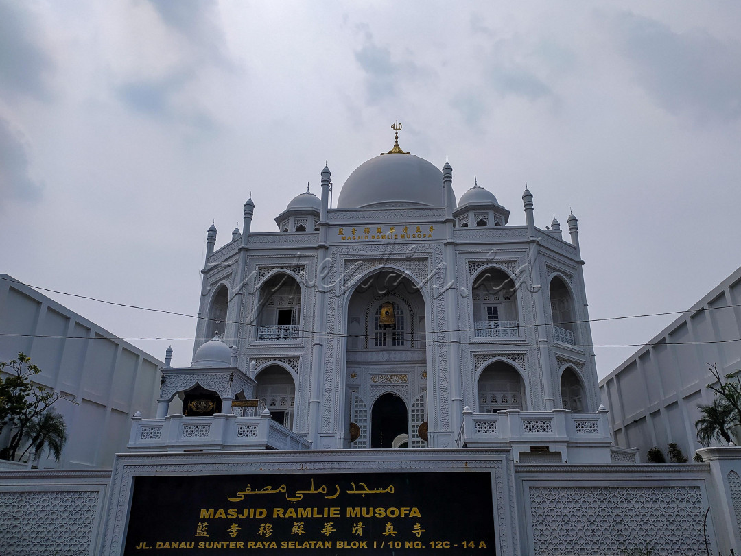 <div>Diutara Jakarta terdapat sebuah masjid unik bernama Masjid Ramlie Musofa. Masjid ini berdiri megah tepat di pinggir Danau Sunter. </div>
<div> </div>