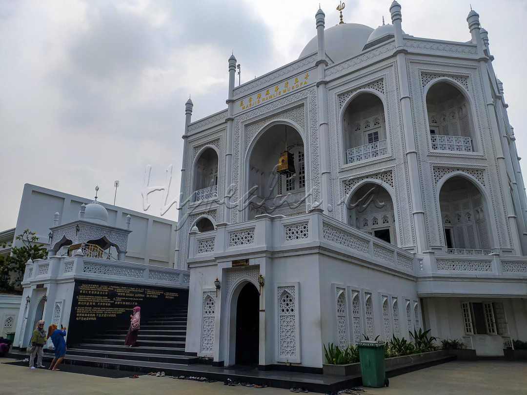 Masjid ini didirikan oleh Haji Ramli Rasidin. Menurut pendirinya, bangunan masjid terinspirasi dari keindahan Taj Mahal.
<div> </div>