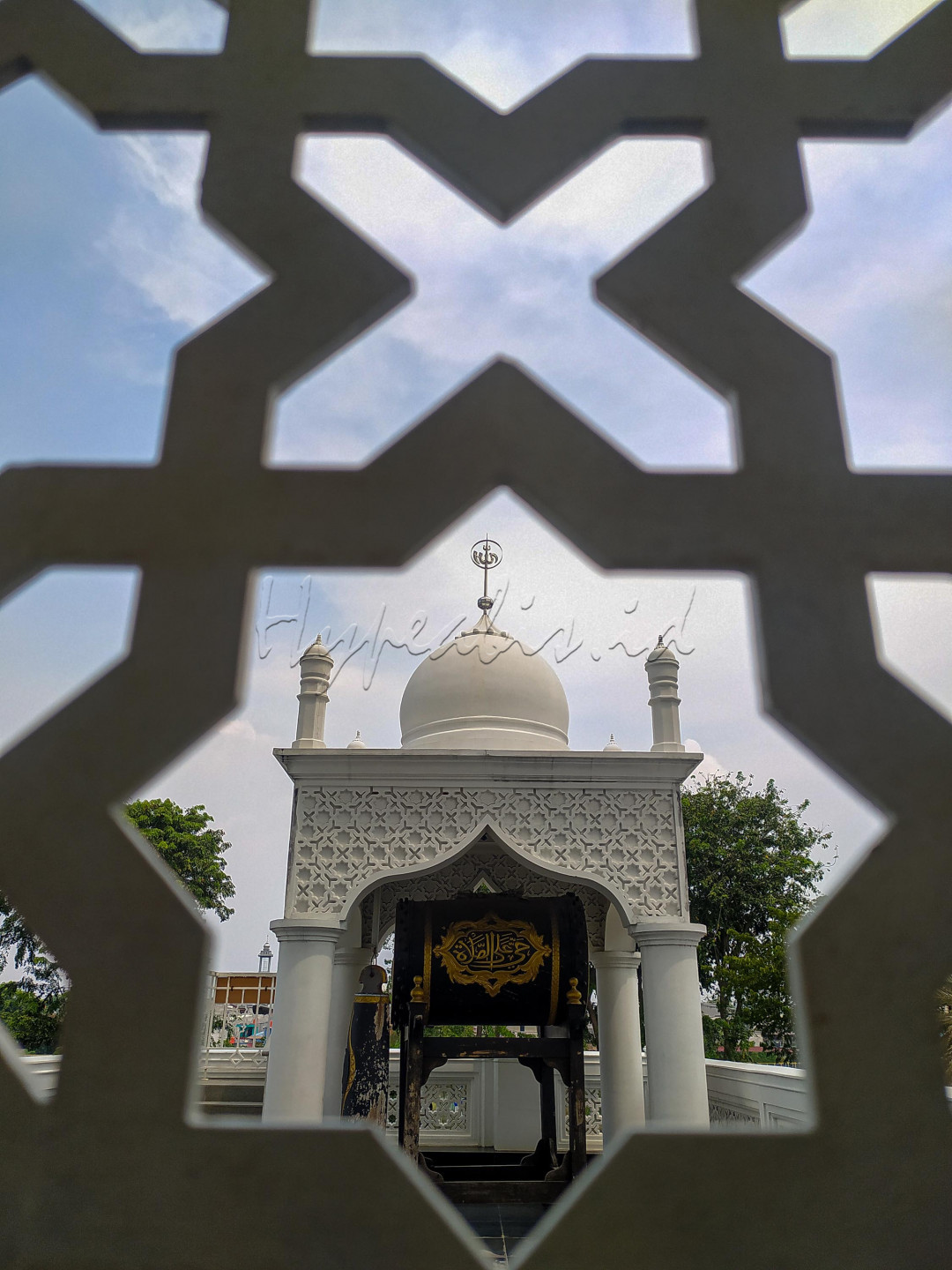 Diharapkan, dengan masjid ini bisa menjadi sebuah pembuktian cinta sang pemilik kepada Allah, kepada agama Islam, dan juga kepada keluarganya.
<div> </div>
<div> </div>