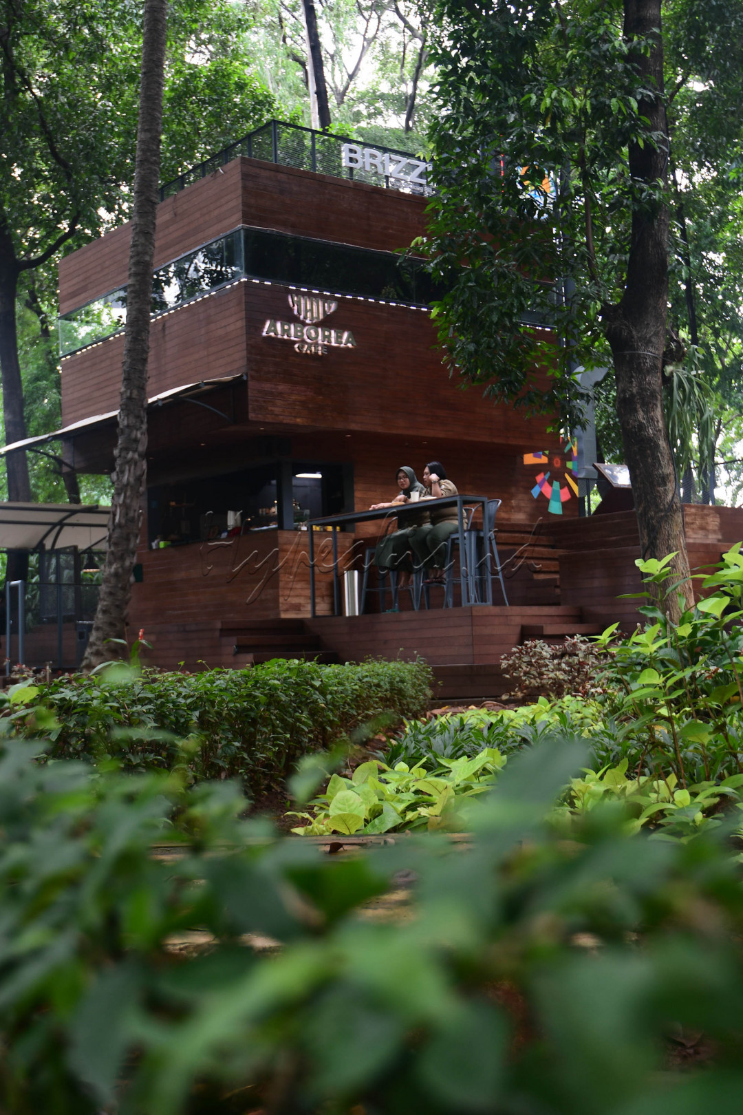 Menjamurnya tempat nongkrong membuat banyak pemilik cafe memutar otak untuk menarik pelanggan. Mulai dari makanan yang enak, penataan tempat yang instagramable, hingga lokasi yang unik.