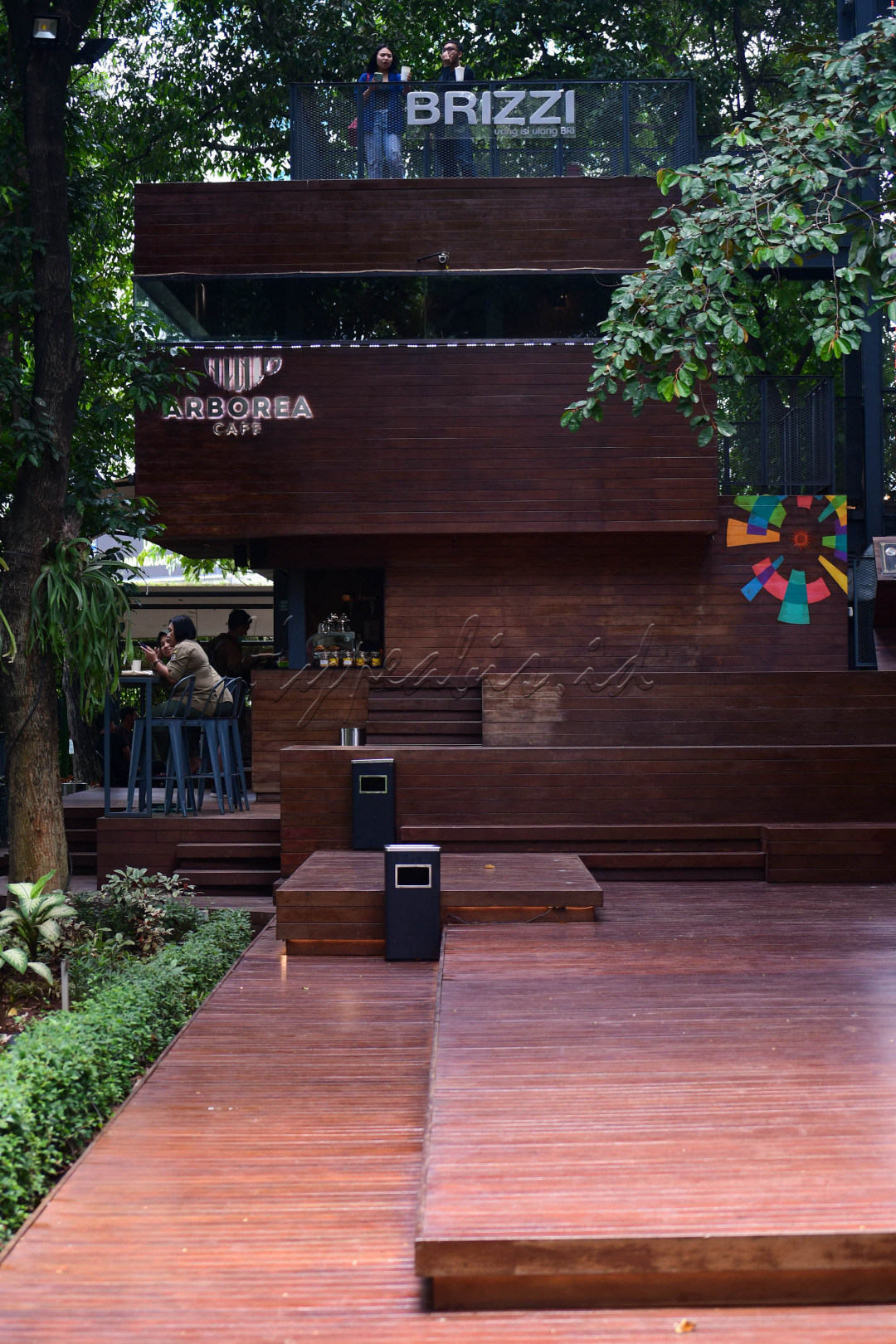 Aborea Cafe merupakan salah satu dari sekian banyak cafe unik di Ibukota. Terletak di kawasan hutan milik Kementerian Lingkungan Hidup dan Ciputra Jakarta.