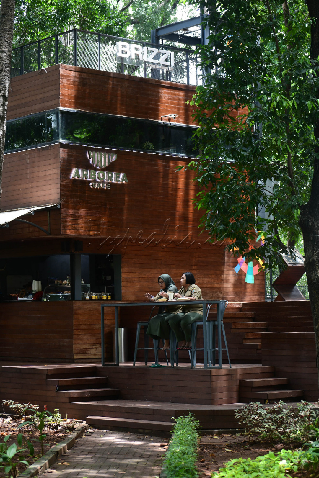 Cafe ini memiliki suasana sekitar yang terasa asri dengan pepohonan rindang, sehingga pengunjung bisa berasa di tengah hutan. Selain itu hawa sekitar pun terasa sejuk yang membuatnya sangat cocok dijadikan sebagai tempat relaksasi dan menghilangkan rasa penat.
