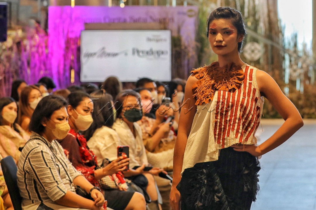 Model membawakan busana koleksi IYONONO X PENDOPO saat Pagelaran Busana Ragam Cerita Satu Negeri di Tangerang Selatan, Banten, Sabtu (3/9/2022). Pagelaran busana Ragam Cerita Satu Negeri menampilkan lebih dari 30 koleksi baik dari kolaborasi eksklusif IYONONO X PENDOPO, koleksi reguler Iyonono, juga koleksi Tenun Pendopo yang diperagakan oleh model dari berbagai usia. Koleksi eksklusif IYONONO X PENDOPO terdiri dari blouse, vest (rompi), rok, juga topi dengan aksen tekstur berdimensi pada setiap karyanya khas Iyonono.