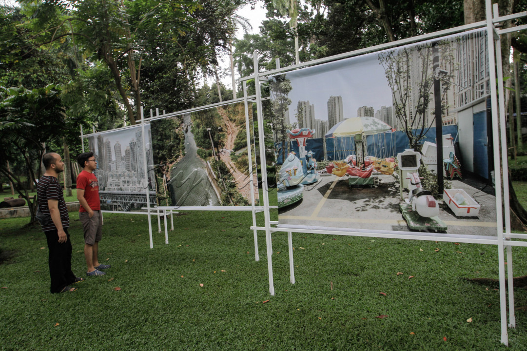 Pengunjung melihat karya fotografi yang dipamerkan dalam Jakarta International Photo Festival (JIPFest) 2022 di Taman Langsat, Jakarta.