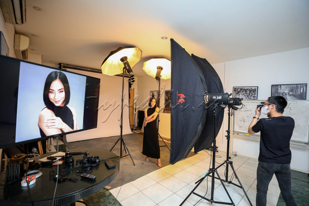 Melalui teknik foto studio, objek dapat diabadikan dengan "sempurna". Arah cahaya, gaya, dan element lainnya dapat diatur sesuai keinginan fotografer. Sehingga, foto studio pun memiliki peluang yang sangat luas untuk dikomersilkan, seperti foto produk, advetorial, model, dan masih banyak lagi.