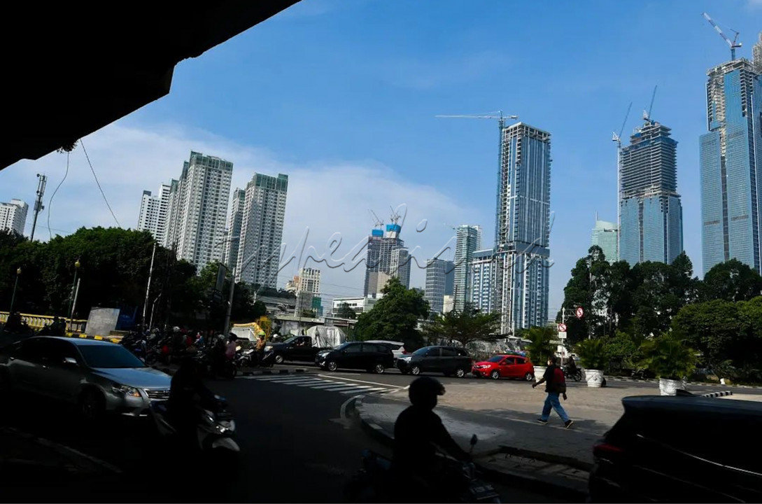 Ini juga lah yang membuat Jakarta semakin padat. Area yang dulunya ruang terbuka berubah menjadi hutan-hutan beton menjulang. Namun, padatnya Ibukota tidak menyurutkan minat pendatang untuk mengadu nasib disini.