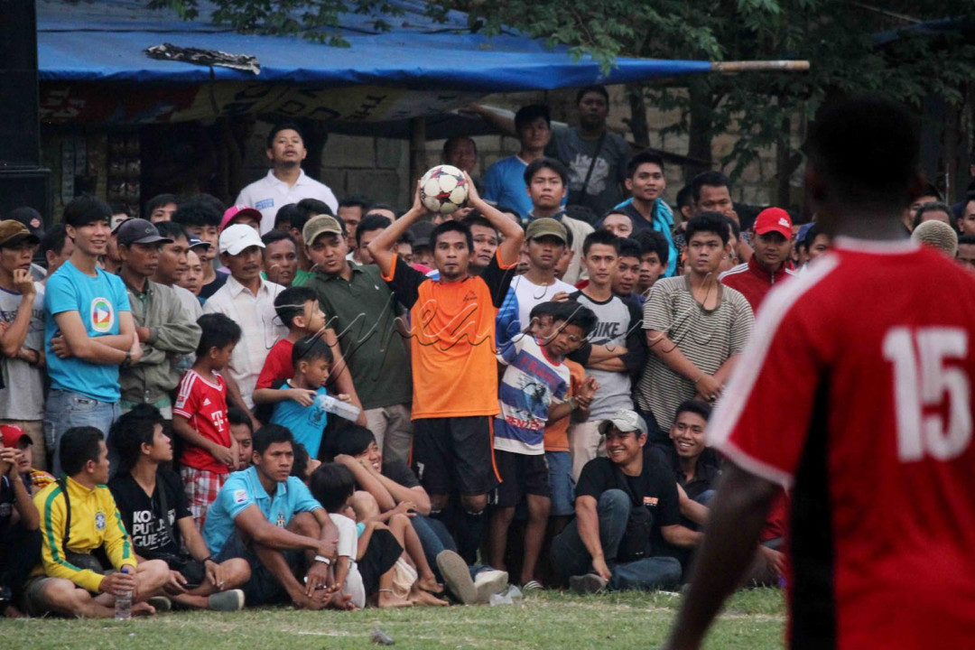Turnamen Antar Kampung (Tarkam) di lokasi itu memang selalu rutin digelar setiap tahunnya. Bahkan sejumlah pemain profesional ikut meramaikan Turnamen tersebut. Aroma permainan sepakbola profesional seakan menghentakan kaki para penggila sepakbola untuk datang karena sejumlah mantan pemain profesional Indonesia seperti Mantan pesepakbola Persija Jakarta Nova Zaenal, Mantan Pesepakbola klub peserta ISL Gresik United Rendy Siregar, Mantan Pesepakbola klub peserta ISL Persebaya Surabaya Emile Mbamba dan Mantan Kiper Persib Bandung Tema Mursadat turut ambil bagian dalam pertandingan final hari itu.