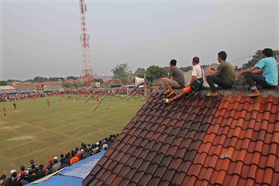Saat memasuki lapangan ratusan penoton ternyata telah berjubel dipinggir lapangan Latus, Kedaung, Ciputat , Tangerang Selatan. Bahkan atap-atap rumah dan pohon-pohon besar sudah dipenuhi oleh para penonton seakan menantikan bintang idola mereka bermain.
