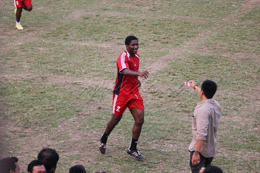 GOOOOLLLLLL !!!!!!!!!!<br />
<br />
Teriakan penonton pun bergemuruh ketika gol terjadi, beberapa penonton yang telah menyiapkan uang pun menghampiri pencetak gol untuk sekedar menyawer menyambut gol.<br />
<br />
Penonton berjubel hingga melewati garis lapangan yang tidak rata, sulitnya mengambil lemparan kedalam dan tendangan pojok membuat pemain sulit untuk mengolah bola. Tapi hal itulah yang menjadikan sebuah warna-warni tersendiri didalam sebuah sepakbola Tarkam.