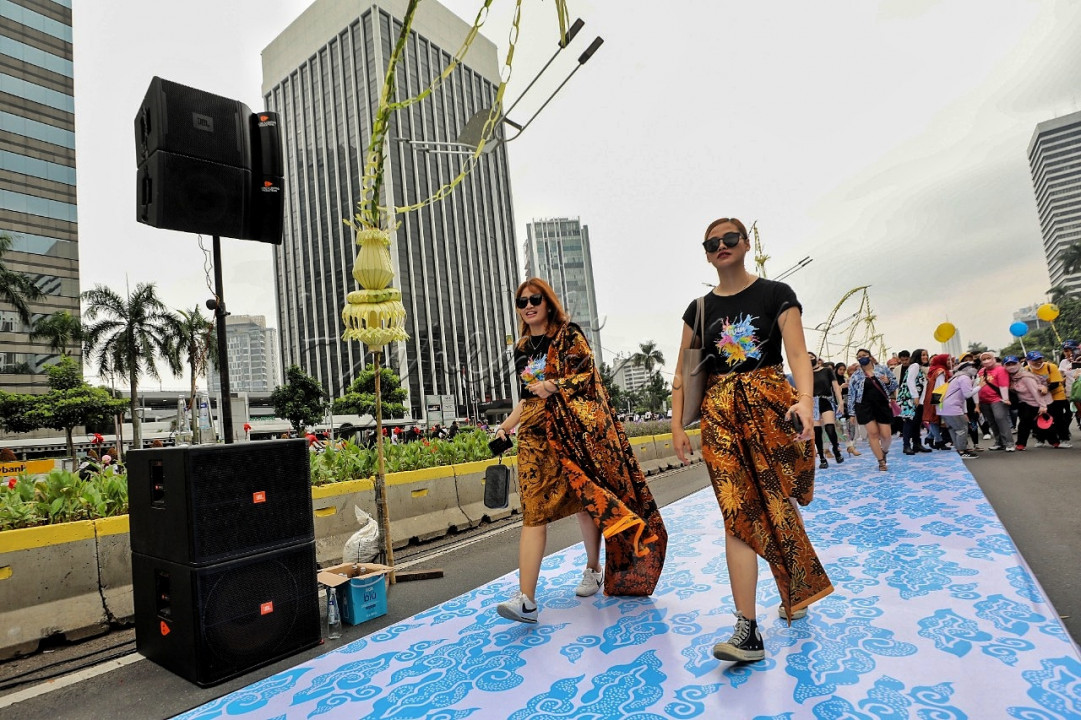 Warga memakai Batik berjalan bersama saat mengikuti fesyen show Hari Batik 2022 di Jakarta.<!--/data/user/0/com.samsung.android.app.notes/files/clipdata/clipdata_bodytext_221003_182125_436.sdocx-->