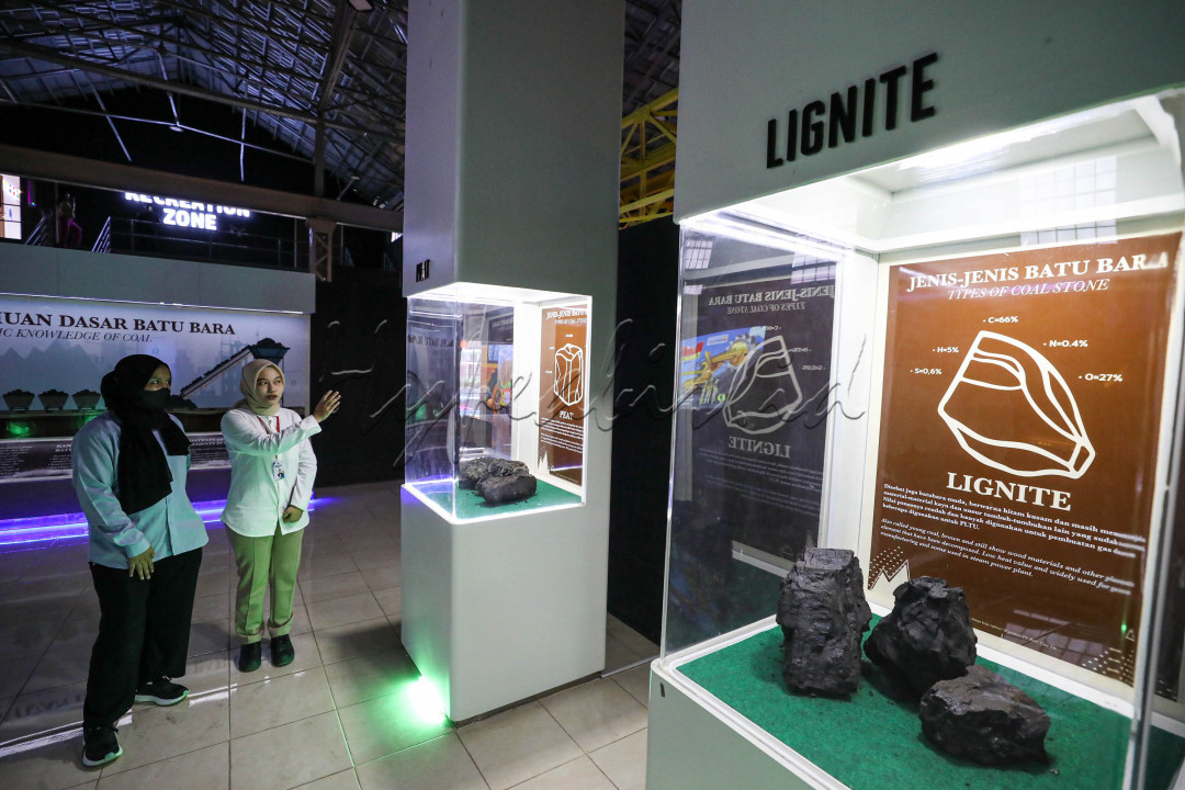 Pengunjung melihat koleksi Museum Batu Bara