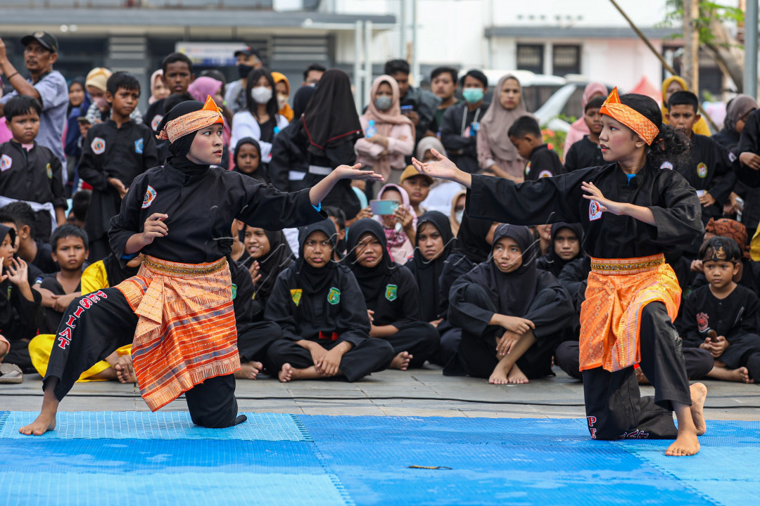 <div>Pencak silat merupakan seni bela diri tradisional yang berasal dari Indonesia. Saat ini bela diri ini telah dikenal secara luas dimancanegara. Pencak silat sendiri merupakan bela diri yang banyak diminati oleh banyak orang terutama masyarakat Indonesia.</div>
<div><br />
</div>