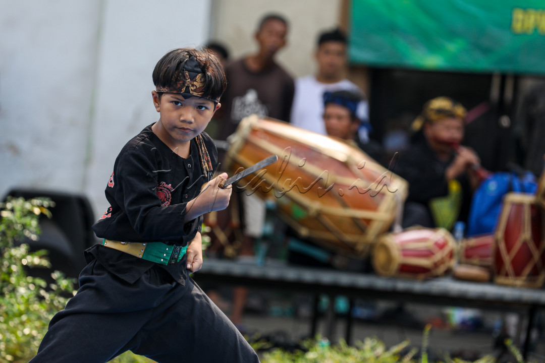 Kini banyak perguruan pencak silat yang berdiri dengan ragam ciri khasnya. Setiap daerah memiliki keunikkannya sendiri-sendiri.
<div><br />
</div>
