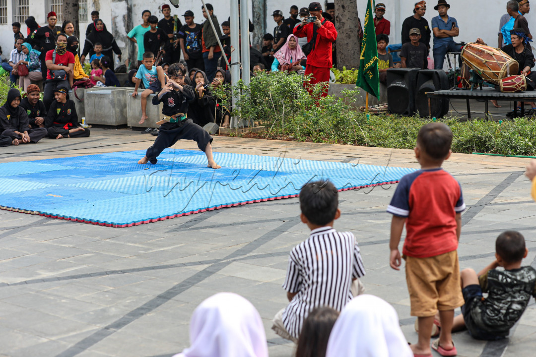 Keindahan gerakan pencak silat membuat banyak orang terpukau dan mempelajarinya. Tidak terbatas orang dewasa, namun anak kecil pun sudah banyak yang mempelajarinya.
<div><br />
</div>