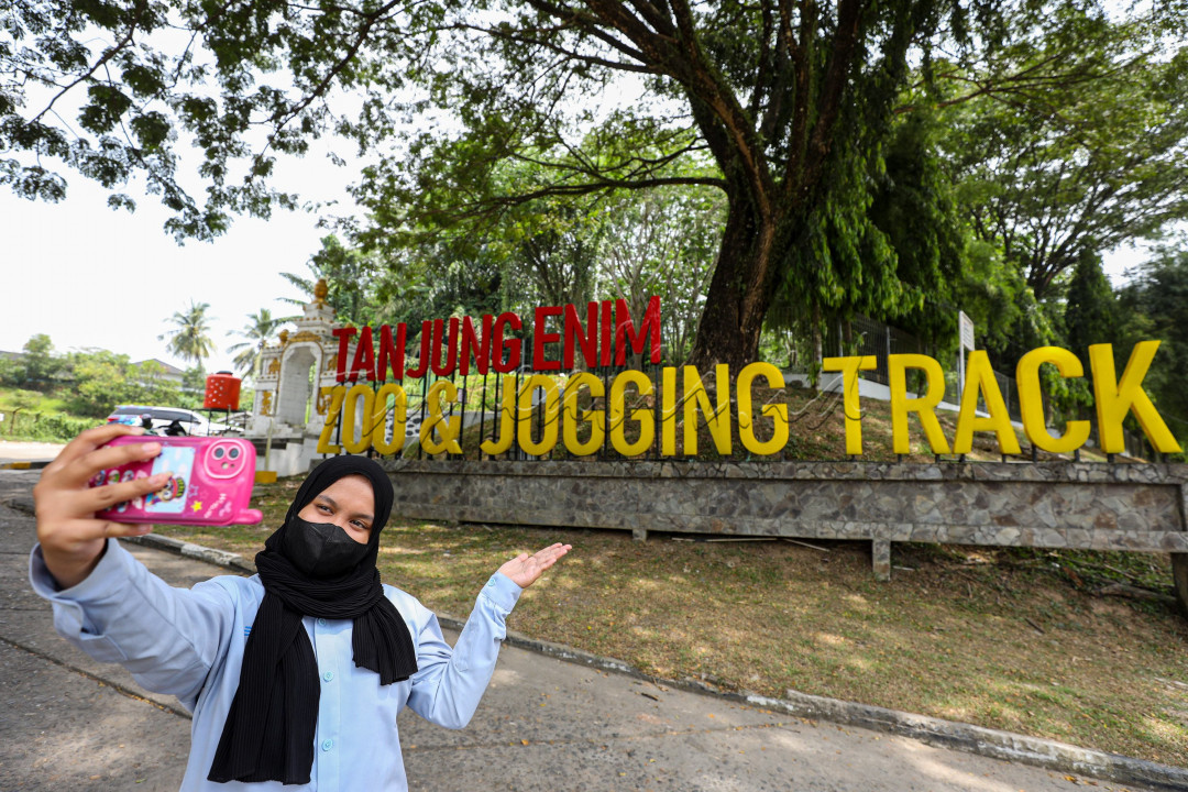 Siapa sangka di Sumatra Selatan terdapat tempat wisata yang tidak boleh dilewatkan. Terletak di Tanjung Enim, berdiri sebuah kawasan wisata fauna bernama Tanjung Enim Zoo Dan Jogging Track.<br />
<br />
