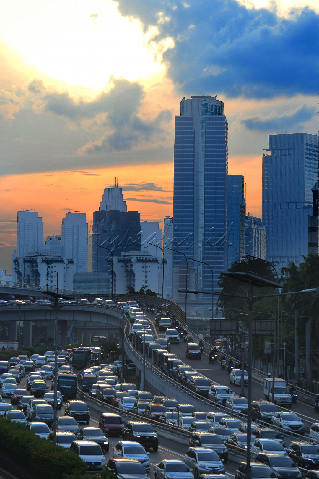 <div>Jakarta kembali menggeliat. Usai diterpa badai Covid-19. Kota yang beberapa tahun ini sepi lantaran ditinggal penghuninya. Lalu lalang kendaraan mulai kembali terasa. </div>
<div> </div>