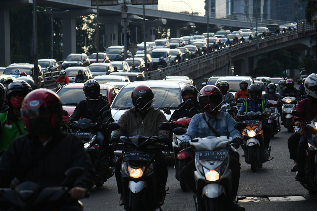 Kemilau lampu jalan bersahutan dengan pengendara. Cahaya sang surya pun turut menghiasi sore yang kian semarak. Mengantar para pekerja pulang kerumah.
<div> </div>
<div> </div>