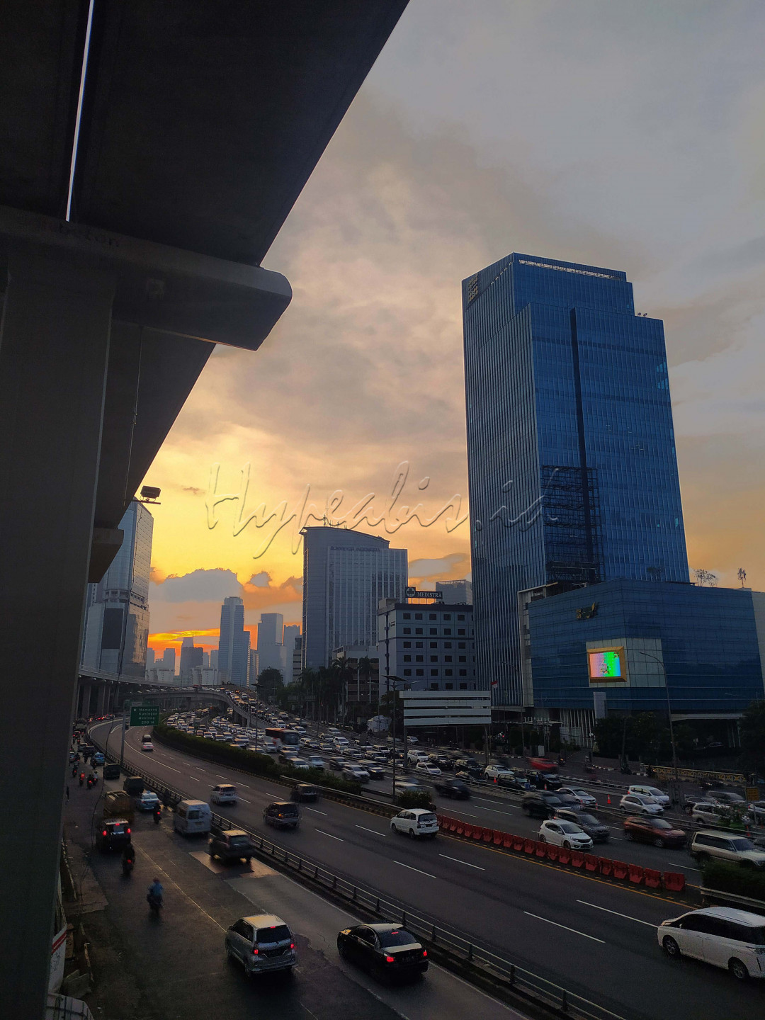 Rutinitas seperti ini kembali terulang dan mengisi setiap sudut jalan di Jakarta. Ibukota kembali hidup dengan sejuta mimpi untuk penghuninya.