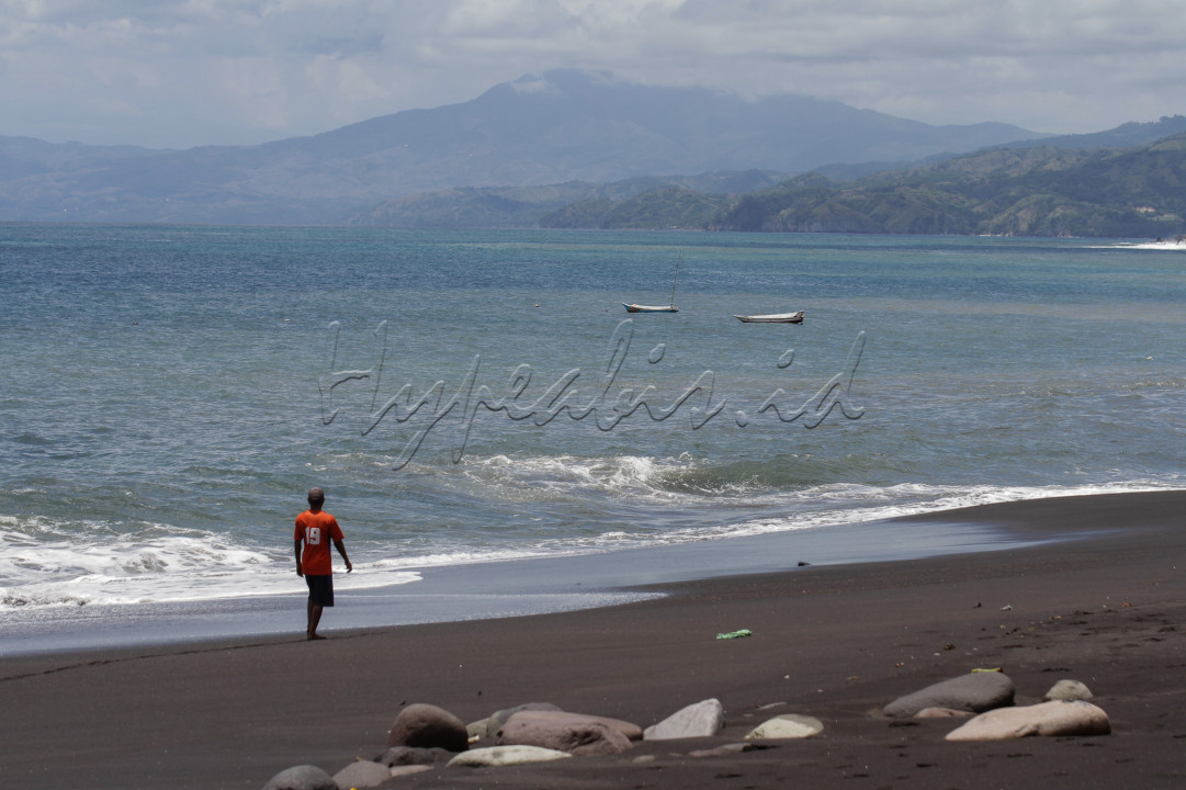 Pantai Ndao terletak tepat di depan SMA Katolik Frateran Ndao dan tak jauh dari pusat kota Ende.