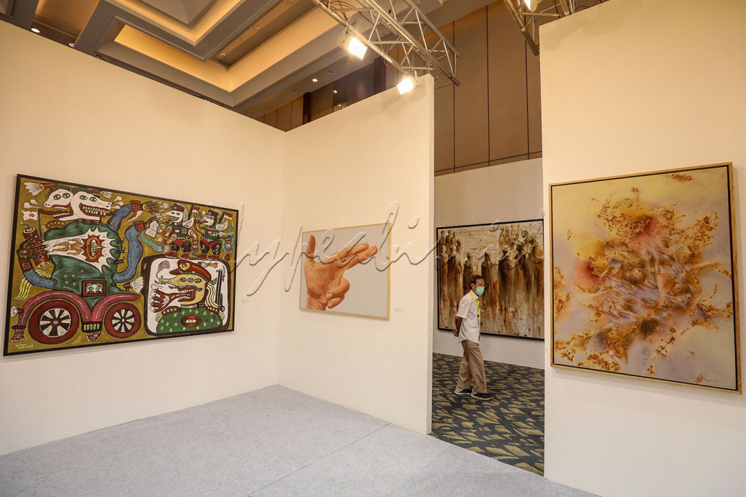 Pengunjung melihat karya seni yang dipamerkan saat berlangsungnya Art Moments Jakarta (AMJ) 2022 di Jakarta, Jumat (4/11/2022). <br />
