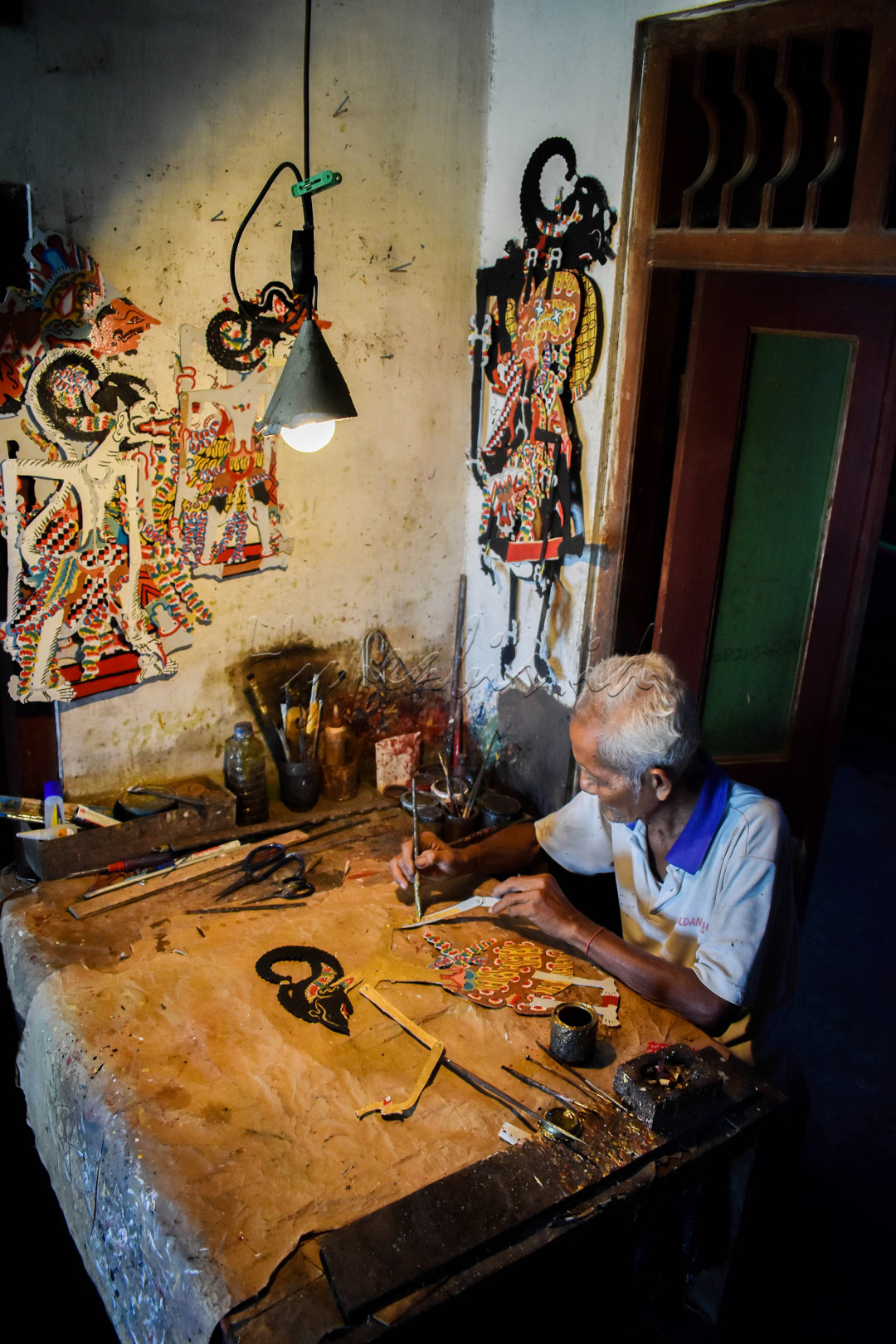 Wayang merupakan produk budaya dan seni pertunjukan asli Nusantara yang penuh makna. Wayang meliputi seni peran, seni suara, seni musik, seni tutur, seni sastra, seni lukis, seni pahat dan seni perlambangan. Seni pertunjukan ini berkembang di pulau jawa yang dipengaruhi oleh kebudayaan Jawa dan Hindu. Wayang memiliki fungsi sebagai media penerangan, pendidikan, hiburan, pemahaman filsafat, serta dakwah.<br />
<br />
Mbah Mertowirejo atau yang dipanggil akrab mbah brambang adalah seorang perajin wayang kertas tradisional yang berasal dari desa wirun, sukoharjo, Jawa Tengah. Di usianya yang sudah senja, beliau terus berkarya membuat wayang. Beliau membuat wayang menggunakan kertas, dan dilukis dengan cat minyak. Mbah brambang belajar membuat wayang dengan bantuan keluarga pembuat kerajinan wayang dari desa Kebakkramat Karanganyar. Wayang yang beliau buat dijual dipasar dengan harga yang terjangkau sehingga masyarakat bisa membelinya dengan tujuan pelestarian budaya Indonesia.