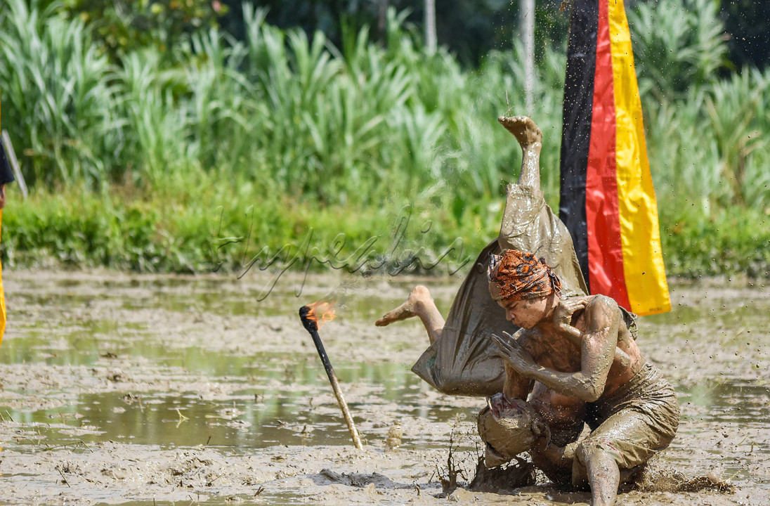Seni bela diri tradisional atau yang biasa disebut Pencak silat adalah salah satu warisan kebudayaan Indonesia yang sampai saat ini masih terus dikenalkan dan dilestarikan. Bahkan kini pencak silat sudah mendunia sebagai cabang olahraga yang dipertandingkan dalam ajang kejuaraan. Terdapat berbagai jenis pencak silat di berbagai provinsi di Indonesia. Salah satunya di daerah Sumatera Barat. Dalam bahasa minang silat biasa disebut “silek”.<br />
<br />
Salah satu silek yang terkenal di Minangkabau yaitu silek lanyah yang berasal dari Desa Kubu Gadang, Kota Padang Panjang. Secara harfiah silek lanyah dapat diartikan silat yang dilakukan di atas tanah sawah yang basah atau berlumpur. Silek lanyah secara turun-temurun adalah atraksi yang dikembangkan dari Silek tuo gunuang yang diwariskan dari masa ke masa di Desa Kubu gadang. Kemudian silek tersebut dikembangkan oleh anak-anak muda Desa Kubu gadang menjadi silek lanyah, dengan tujuan melestarikan tradisi dan budaya yang telah ada sejak lama.<br />
<br />
Ketika atraksi silek lanyah di peragakan, biasanya akan diiringi oleh alunan musik dari tabuhan gendang dan beberapa serunai. Lalu para pesilat akan turun ke sawah dan mempersiapkan kuda-kudanya. Para pesilek Lanyah didominasi anak-anak muda, gerakan yang mereka tunjukan tak kalah menajubkan dari para tetua mereka sehingga menyita perhatian wisatawan. Suasana semakin meriah ketika para pesilek saling membanting badan lawan. Para pemuda pemudi di Desa Kubu Gadang akan terus mempelajari dan melestarikan silek lanya agar tidak hilang oleh zaman.<br />
