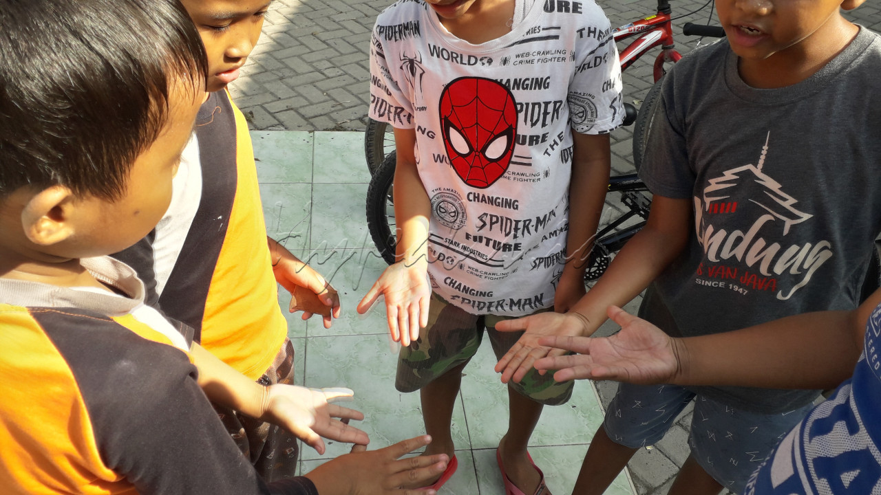 Hompimpa alaium gambreng<br />
. <br />
Berasal dari bahasa Sansekerta, Hompimpa artinya adalah dari Tuhan kembali ke Tuhan, alaikum gambreng sebagai ajakan untuk ayo/mari kita bermain dengan semangat. Selain itu dalam hal ini juga memiliki nilai tentang musyawarah dalam permainan anak-anak.