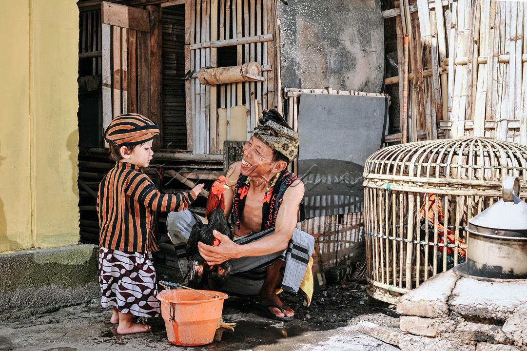 Indonesia adalah negara budaya. Dengan keanekaragaman budaya dari setiap daerah, tidak heran jika negara ini juga mempunyai beragam adat istiadat yang masih dilestarikan hingga saat ini. Adat istiadat dilakukan sesuai dengan kebiasaan masyarakat sekitar, dan dari sinilah kekayaan budaya Indonesia semakin terasa.<br />
Setiap suku mempunyai adat dan tradisi yang berbeda. Sebagai contoh, tradisi masyarakat Jawa berbeda dengan tradisi masyarakat Bali, Ada baiknya Anda mengenal berbagai tradisi dan adat yang dimiliki oleh berbagai suku di Indonesia agar tradisi tersebut tidak mudah diklaim sebagai budaya negara lain.