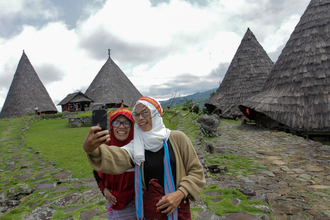 Hamparan bukit dan persawahan di lembah-lembah memanjakan mata selama perjalanan menuju Kampung Adat Todo ini. 