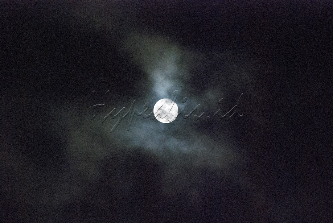 Suasana saat menjelang dan sesudah Gerhana Bulan yang terjadi pada malam hari, tanggal 8 November 2022. Foto di abadikan saat berada di Belakang rumah dengan menggunakan tripod dan ISO diset dikamera pada posisi 1600.