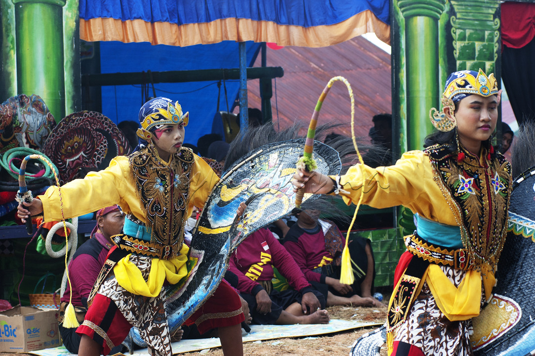 Salah satu kesenian dan tarian yang berasal dari Pulau Jawa dan Tanah Air Indonesia yaitu, Kesenian Jaranan. Seni dan tarian ini diprakarsai dan dilestarikan oleh komunitas Turonggo Asri Budoyo yang berada di kota Balikpapan, Kalimantan Timur. Para penari seni Jaranan ini juga diberi wejangan baik sebelum dan sesudah acara.