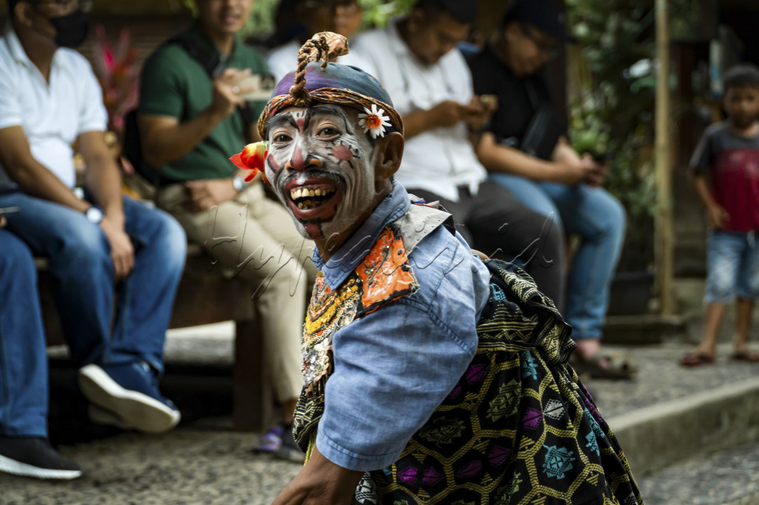 Tarian Amaq Tempengus merupakan salah satu tarian khas dari masyarakat Sasak, Tarian ini memiliki keunikan tersendiri daripada jenis tarian lain karena ada banyak nilainya.<br />
Tarian Amaq Tempengus sendiri dipakai untuk menghibur prajurit perang ketika kembali dari peperangan, jika dulu Tari Amaq Tempengus dipakai ketika prajurit pulang perang, namun sekarang dijadikan sebagai sajian kepada tamu yang berkunjung ke Pulau Lombok tepat nya di salah 1 Desa Rambitan yaitu Desa Sade.