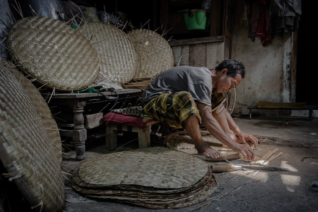 Tampah adalah alat tradisional yang terbuat dari anyaman bambu, bentuknya bundar dengan diameter antara 50 – 60 cm dan bagian tepi diberi lapisan irisan bambu, bagian dalam lebar sekitar 6 cm dan bagian luar lebarnya sekitar 2 cm, dibuat melingkar dalam posisi tegak untuk menandai ketinggian tampah itu sendiri.