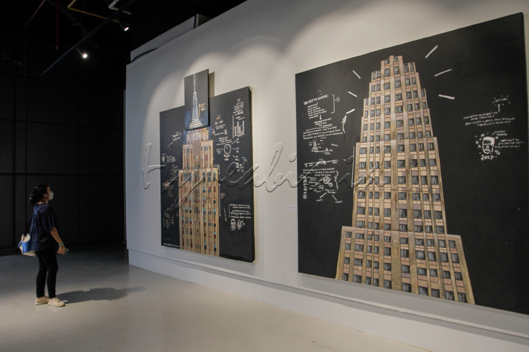 Selama periode pameran, akan berlangsung juga beberapa kegiatan untuk publik yang diadakan setiap akhir pekan, di antaranya live studio, screening short documentary, dan artist talk, gallery tourdengan publik figur, serta drawing session bersama seniman.