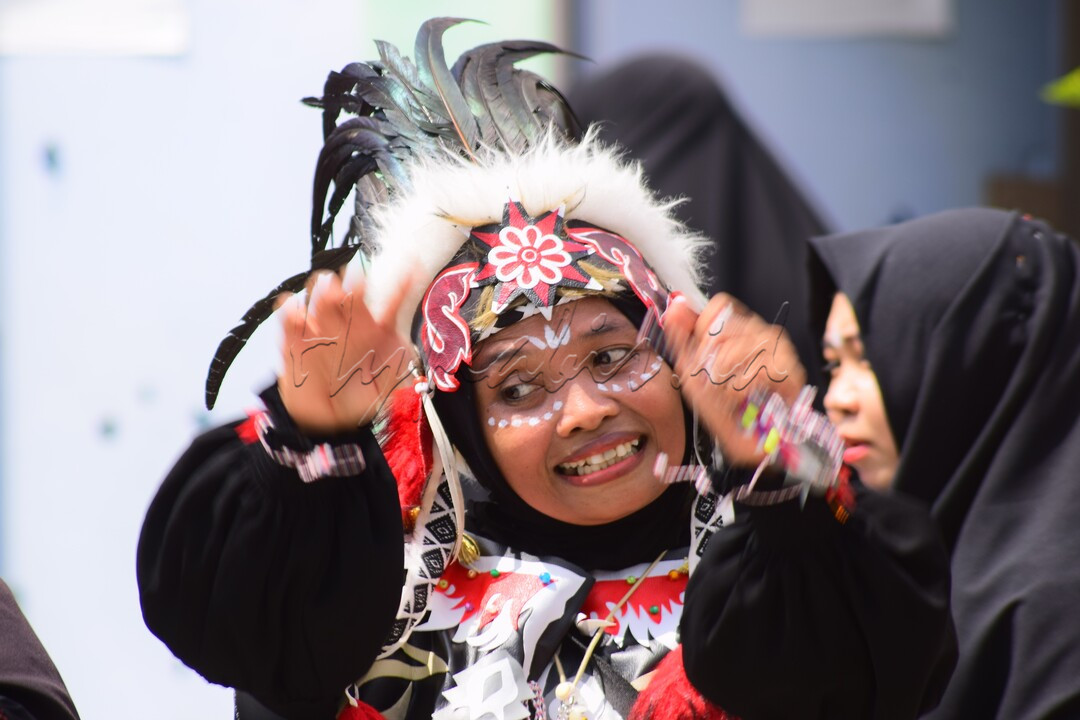 Tari suanggi ini merupakan tarian yang berasal dari Papua dengan menyuguhkan kisah seorang pria yang ditinggal mati oleh sang istri. Dalam tarian dikisahkan juga bahwa sang istri menjadi gentayangan dan mengganggu orang-orang yang ada disekitarnya pria tersebut pun melakukan ritual guna menenangkan arwah yang gentayangan itu. Ritual tersebut akhirnya berkembang menjadi sebuah tarian. Gerakan tarian inilah yang sekilas mirip dengan gerakan dukun yang sedang mengobati pasiennya.
