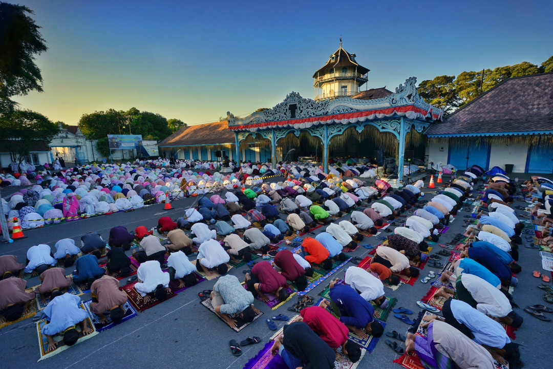 Penyelenggaraan Salat Idul Adha di Kota Solo digelar di halaman Keraton Kasunanan Surakarta Hadiningrat Sabtu ( 9/7/2022), Sholat idhul adha kali ini di selanggarakan 2 Kali pada tanggal 9 dan 10 Juli 2022. Kurang lebih 700 jamaah memadati area tersebut untuk melaksanakan sholat Ied