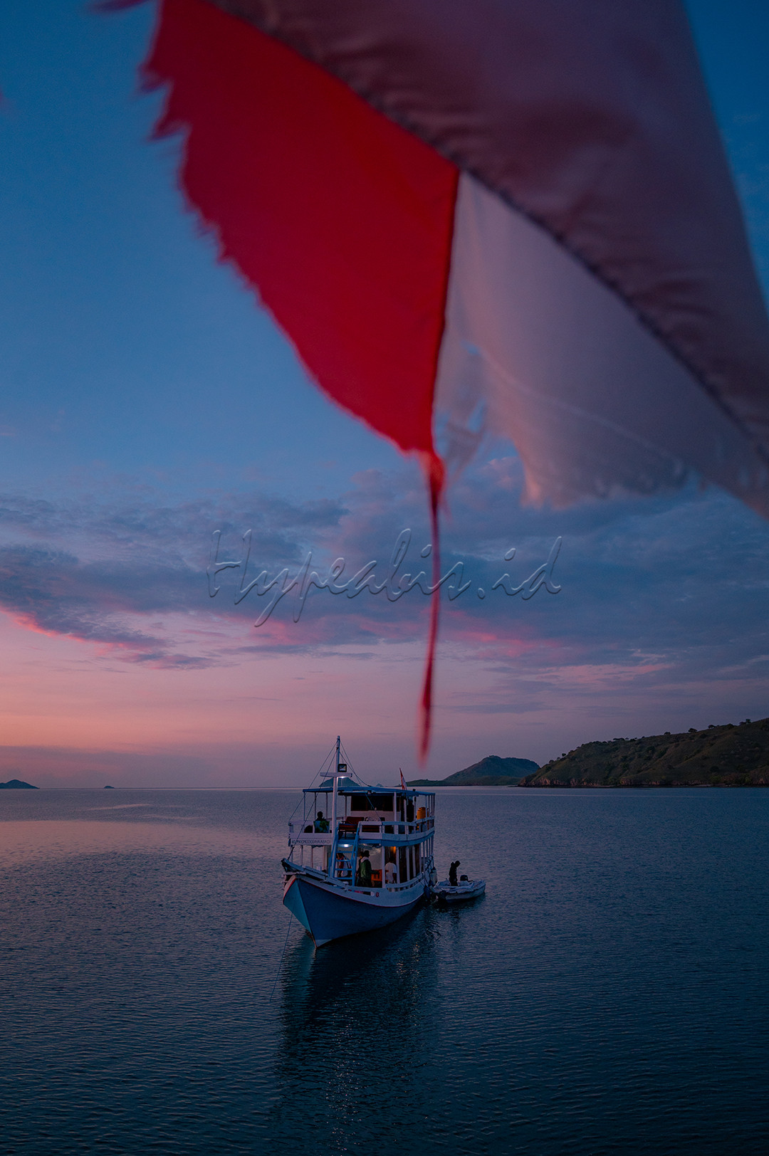 Cara terbaik menikmati Labuan Bajo adalah berlayar diantara samudera dan pulaunya. Menyaksikan mentari dan senja berganti di atas kapl, berhias kisah Indonesia