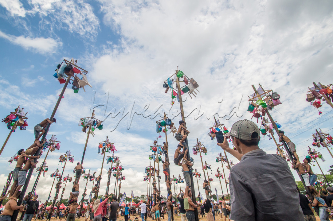 Sejumlah warga dari berbagai kelurahan di Kota Palembang adu tangkas mengikuti perlombaan memanjat 77 pohon pinang di kawasan Jakabaring, Palembang, Sabtu (20/8).<br />
<br />
Perlombaan panjat pinang merupakan tradisi tahunan dalam memeriahkan ulang tahun kemerdekaan Republik Indonesia. <br />
<br />
Suasana perlombaan terlihat Hype Abis karena menggunakan 77 pinang yang memperingati Dirgahayu Indonesia ke-77, sehingga animo dari para peserta maupun penonton cukup tinggi.<br />

