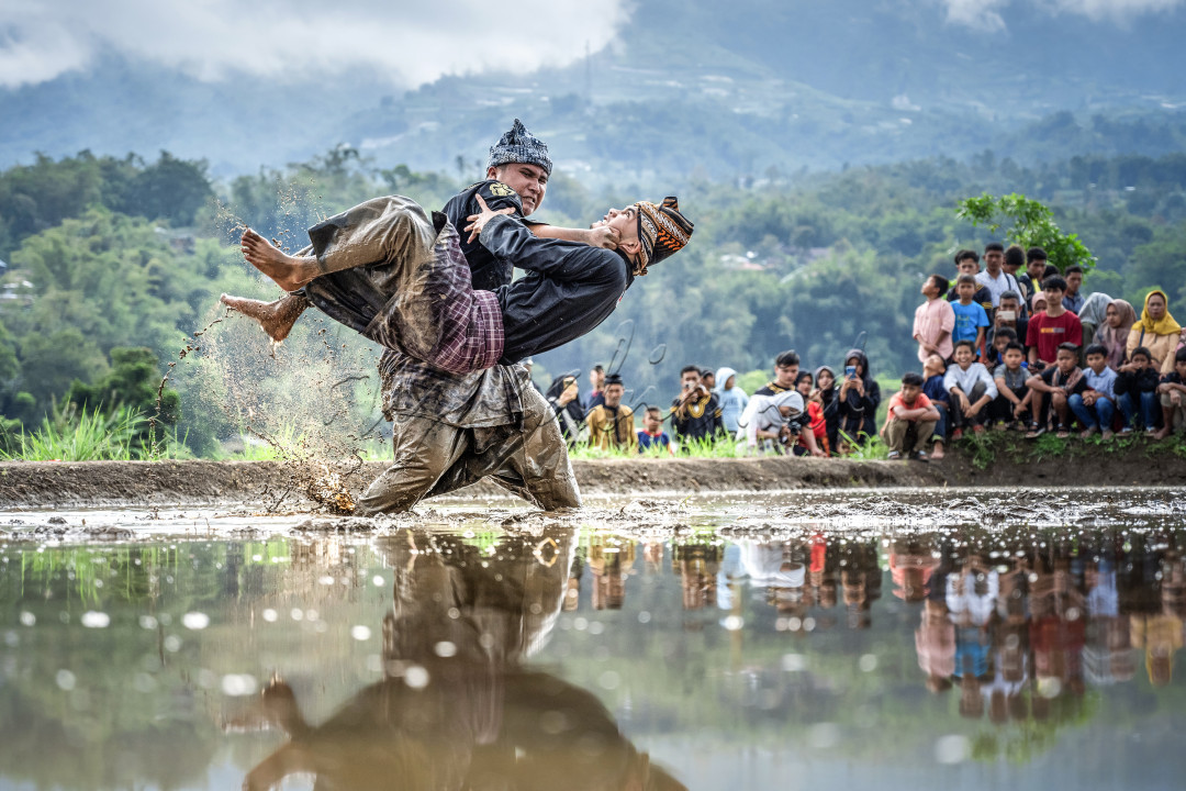 Silek Lanyah (Silat lumpur), sebuah kreasi pencak silat khas Ranah Minang, Sumatera Barat. Dinamai berdasarkan arena tempat kegiatan dilakukan, yaitu sawah berlumpur. Silek Lanyah ini mengandung falsafah "Dima Tumbuah Sinan Disiang" (dimana tumbuh disitu diurus), yang artinya : persolan datang tak pilih tempat dan waktu, maka dari itu kita dituntut harus selalu siap apapun keadaannya.