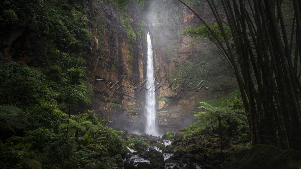 Air terjun kapas biru merupakan salah satu destinasi wisata air terjun di kabupaten lumajang jawa timur dengan pemandangan dan kesegaran air terjun yang menakjubkan untuk dinikmati 