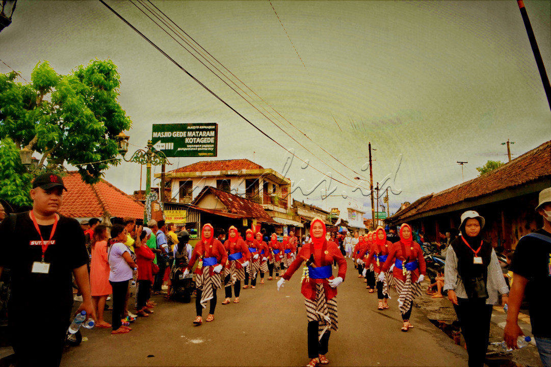 Salah satu rangkaian acara dalam festival Budaya Kotagede adalah Kirab Pawai Budaya yang menampilkan Bergodo atau satuan perang kerajaan Mataram Islam<br />
<br />
????Eed pake D<br />
<br />
#LombaFotoNusantaraSakti<br />
#BisnisIndonesiaFoto<br />
#Hypeabisid