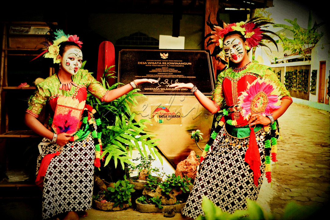 Tarian khas penyambutan dari Kampung Wisata Rejowinangun yang mempunyai makna untuk mengusir atau menolak bala..<br />
<br />
Kampung wisata Rejowinangun adalah kampung wisata yang berbasis Cluster dan edukasi<br />
<br />
Tahun 2021 kampung wisata Rejowinangun kota Yogyakarta menjadi 50 besar Anugerah Desa Wisata Indonesia 2021<br />
Juara 2 kategori CHSE<br />
<br />
Linktr.ee/kampungwisatarejowinangun<br />
<br />
????Eed pake D<br />
<br />
#LombaFotoNusantaraSakti<br />
#BisnisIndonesiaFoto<br />
#Hypeabisid