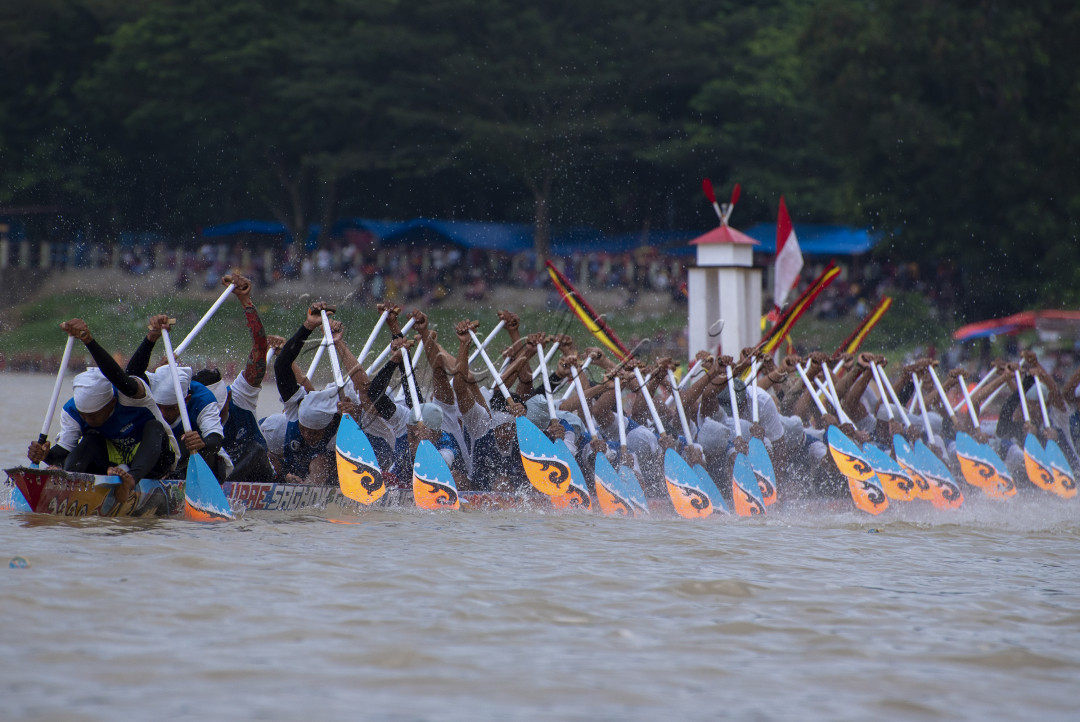 Semangat para pendayung Pacu Jalur untuk mencapai garis finis lebih cepat saat Iven Pacu Jalur yang di selenggarakan di Kabupaten Kuantan Singingi provinsi Riau 