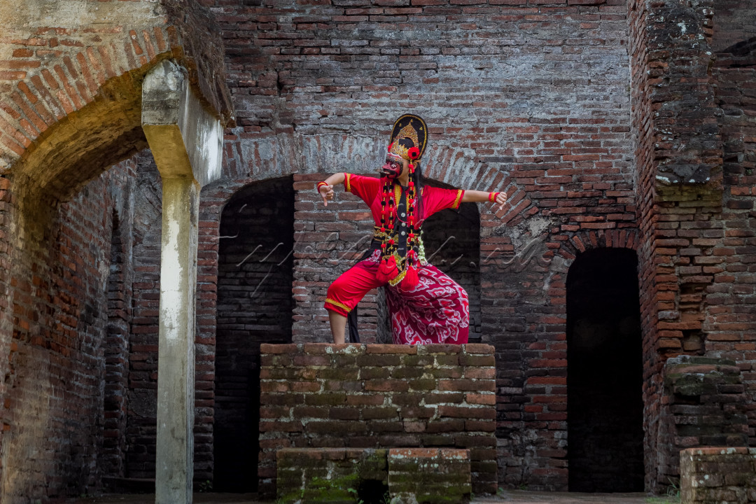 Keindahan Kesenian Tari Topeng Cirebon.
<div> </div>
<div>Tari topeng merupakan tarian yang berasal dari daerah Cirebon, Jawa Barat. Tari topeng memiliki ciri utama yaitu para penari menggunakan topeng untuk menutupi wajahnya.</div>
<div>Tiap topeng yang digunakan oleh para penari mempunyai ciri khas atau karakteristiknya sendiri. Hal inilah yang semakin menambah keunikan dari budaya tari yang ada di Indonesia.</div>
<div> </div>
<div>Menurut cerita yang beredar, Sunan Gunung Jati dan Sunan Kalijaga pernah menggunakan tarian ini sebagai media untuk menyebarkan agama Islam serta sebagai tari hiburan di lingkungan keraton. Namun seiring berkembangnya waktu, Tari Topeng juga digelar untuk masyarakat umum sebagai sarana hiburan.</div>
<div> </div>
<div>Tari ini dikemas menjadi sebuah pertunjukan yang mengandung nilai filosofis dan memiliki pesan tertentu. Beberapa diantara nilai tersebut hadir dalam bentuk simbolik. Oleh sebab itu, tari topeng dipercaya mempunyai nilai seperti pendidikan, cinta, kepribadian dan penggambaran hidup manusia.</div>
