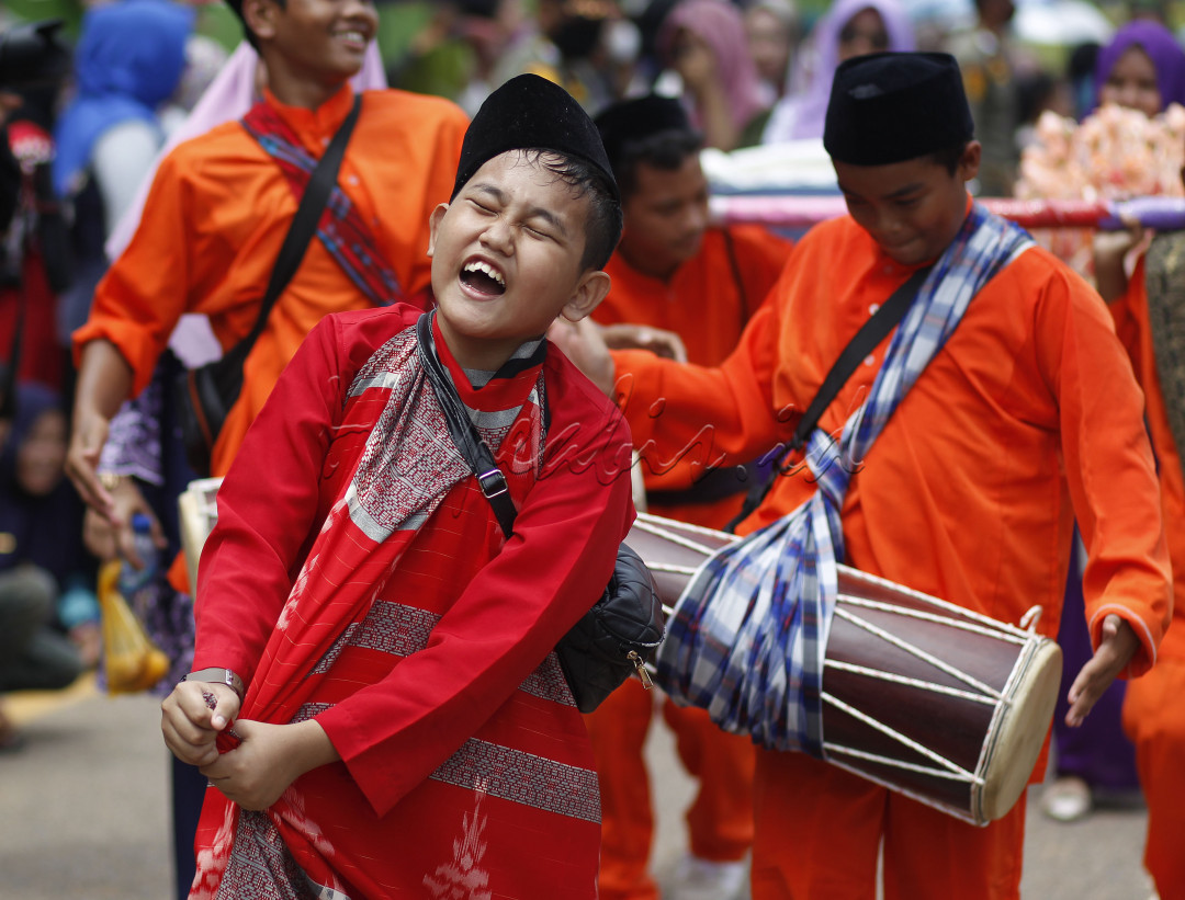 Seorang anak menahan rasa sakit usai sunat saat pawai budaya di Tanjungpinnag, Kepri 3 September 2022.