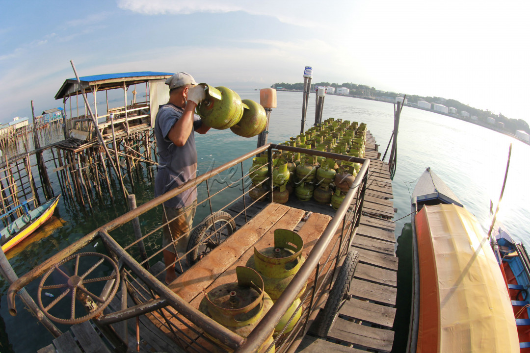 Seorang pekerja sedang membawa gas subsidi di Pulau kecil di Batam, Kepri 1 Mei 2022.